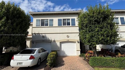 Townhome located in a gated community. The property has 3 bedrooms, 2 bathrooms, and a nice canal view from the back patio. The community is well located, close to the Fire Station, and easy access to the I-95, restaurants and stores. Features: - Dis...