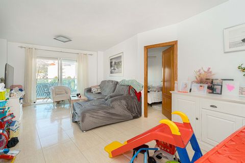 Discover your new home in Alfaz del Pi! This fantastic 130 m² apartment, featuring 4 bedrooms and 2 full bathrooms, is located in one of the most peaceful and convenient areas of the town, on Calle Francia. Its the ideal place for families or anyone ...