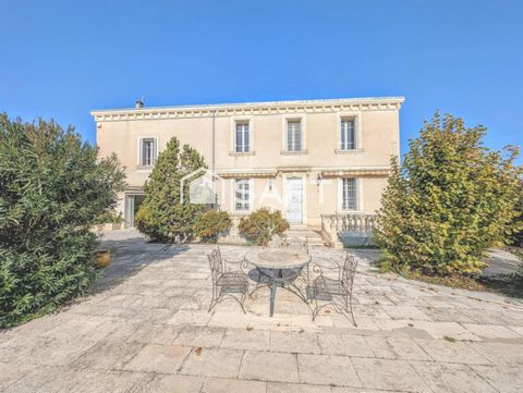 Jérôme Soyer et Olivia Lecourt présentent : superbe villa exposée plein Sud de 322m2 sur 2832m2 d'extérieur arboré et bien entretenu dont une piscine de 15 mètres par 8 !!!! Une partie du terrain (1037 m²) est constructible (prix à la revente entre 3...