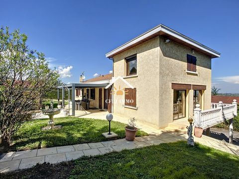 Saint Sorlin, à 3km de Mornant, venez décourvir cette charmante maison d'environ 165m2 sur son terrain clos et arboré de 1210m2 avec superbe vue dégagée sur le Pilat et les Alpes. Vous pourrez profiter de cette superbe pièce de vie lumineuse avec esp...