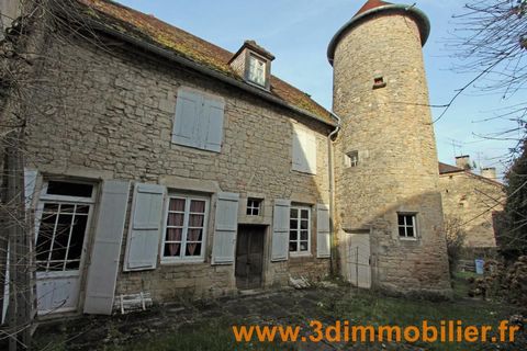 Au Nord de Lons-le-Saunier (39000), vends une belle maison de caractère de 1549 d'environ 272 m² habitables située dans un village vigneron de renom. Cette bâtisse mitoyenne par un côté (non-gênante) est située sur un terrain de 494 m² et non-attenan...