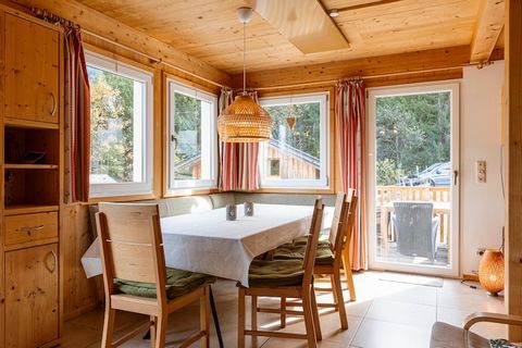 Dieses lebendige 4-Zimmer-Chalet in Annaberg-Lungötz ist ideal für Familien oder Gruppen von Freunden und bietet bequem Platz für bis zu 10 Personen. Eingebettet in die Natur, ist der Wald nur 200 Meter entfernt und bietet die Möglichkeit, die raue S...