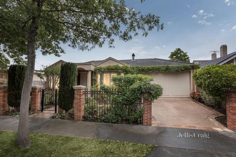 Classical elegance meets single level comfort in this invitingly spacious three bedroom two bathroom residence. Full of warmth, this well proportioned home has a fine trio of entertaining spaces including a lovely north facing lounge with open firepl...