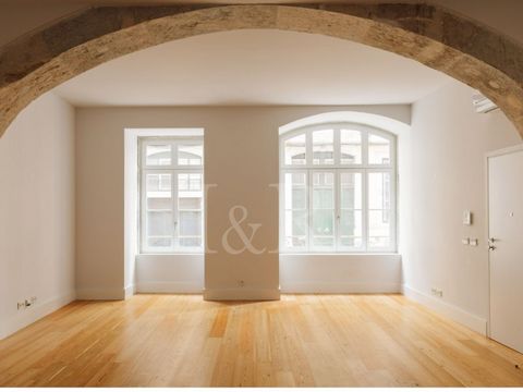 This charming 70sqm one-bedroom flat in Chiado has an equipped kitchen with an island, opening onto a large, bright living room, a en suite bedroom with built-in wardrobes and access to a pleasant patio. The property is part of the Vitor Córdon 38 de...