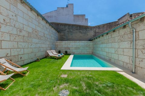 Nel patio di questa meravigliosa casa di paese potrai trascorrere piacevoli momenti grazie a una fantastica piscina privata al cloro, di 6,3 m * 2,7 m e con una profondità da 1,35 a 1,7 m. Nei suoi dintorni, ci sono diverse sedie a sdraio su un prato...