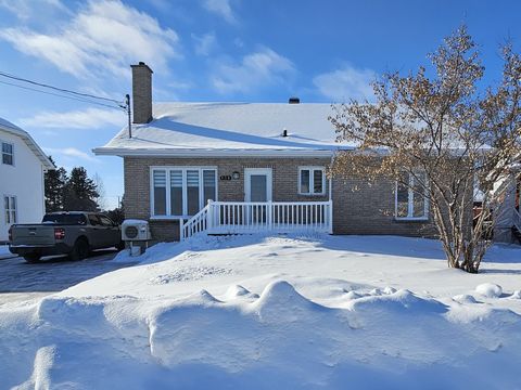 Discover this stunning brick house, ideal for your family! With its 4 spacious bedrooms, 2 modern bathrooms and large family room, it offers all the comfort you need. The large kitchen, perfect for family meals, opens onto a bright solarium, ideal fo...