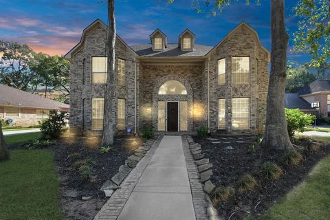 Bienvenido a 1910 Mistyvale Court en la comunidad de Pecan Grove. Esta casa se encuentra en un lote sin salida y cuenta con 5 habitaciones, 3 baños completos y 1 medio, un garaje para 2 autos y piscina. Su sala de estar tiene una chimenea de leña de ...