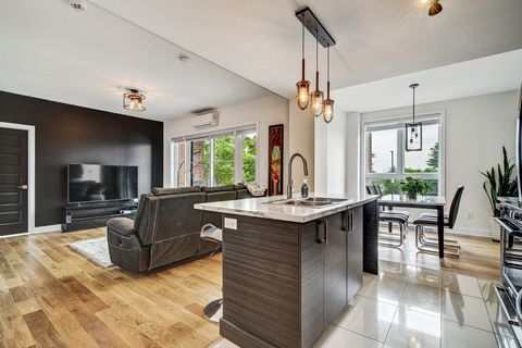 2 PARKING SPACES INCLUDED, HEATED INDOOR GARAGE Superb impeccable condo with engineered flooring (2024) Modernized bathroom with quartz countertop, new kind toilet. Top quality construction with 9' ceilings. Open concept concept, large windows 1 bedr...