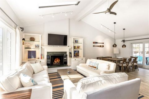 Découvrez le meilleur de Hampton Bays Living ! Nichée dans un endroit très convoité, cette rare maison de 3 chambres et 2 salles de bain allie harmonieusement style, confort et tranquillité. Méticuleusement mise à jour et conçue avec soin, la maison ...