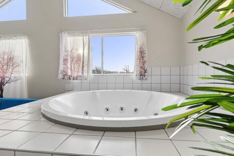 Environ. A 100 m de la mer à Bagenkop se trouve ce cottage bien aménagé avec piscine, bain à remous et sauna ainsi que des salles d'activités qui contiennent simplement tout ce que le cœur peut désirer d'activités et d'opportunités de développement. ...