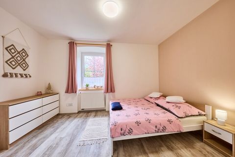 Découvrez une superbe villa pour 14 personnes, nichée dans la pittoresque région de Bohême orientale en République tchèque. Entourée de paysages à couper le souffle, cette villa offre une escapade parfaite pour les familles et les amis, avec une pisc...