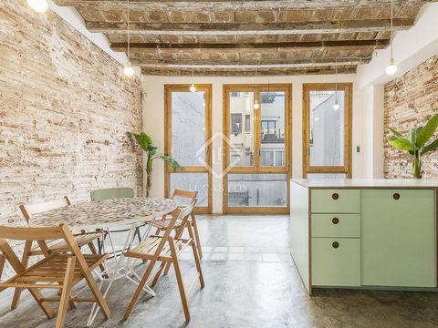 Sunny property with 43 m² terrace, located on the top floor of a charming building of Vila de Gracia neighbourhood. This stunning unit enjoys an abundance of natural light and is distributed over three floors, including the terrace. The first floor i...