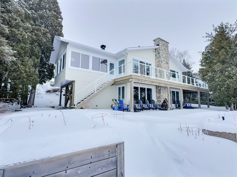 Vous recherchez un site unique et exceptionnel avec plus de 200 pieds linéaires de façade sur le bord du majestueux Lac St-Jean, dans le bout d'une pointe avec vue complète et sans voisin à l'ouest? Cette magnifique propriété vous attend avec son cie...