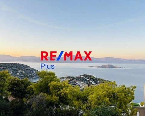 Ce terrain est une occasion unique de créer la maison de vos rêves dans un espace vert avec vue imprenable sur la mer. Il fait 1.046 m², situé dans la région de Pefkali, à seulement 400 mètres de la plage de Sofiko surplombant les eaux bleues du golf...