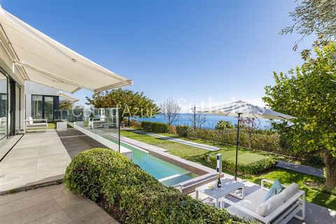 Nichée dans un quartier résidentiel de La Turbie, à 5 minutes du village et à seulement 10 minutes de Monaco, cette villa d'architecte est une superbe réalisation. Avec une superficie habitable de 269 m² et érigée sur un terrain de 1500 m², cette rés...