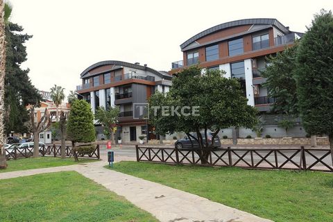 Appartementen te koop in een afgesloten complex met overdekte parkeerplaats en zwembad in Kuşkavağı, Konyaaltı, Antalya De te koop staande appartementen bevinden zich in de wijk Kuşkavağı, in de regio Konyaaltı, dicht bij de fatsoenlijke kustgebieden...