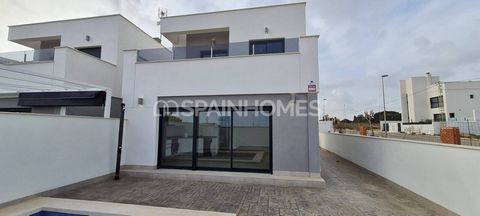 Stilvolle freistehende Villa mit Pool und Garten in Playa Flamenca Orihuela Die freistehende Villa befindet sich in Playa Flamenca, einer ruhigen, strandnahen Wohnsiedlung. Playa Flamenca liegt 30 Autominuten vom Flughafen Murcia San Javier und 15 Au...