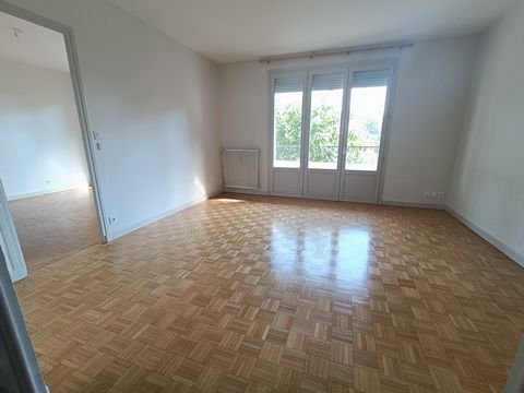 A vendre, à Romans-sur-Isère (26100), grand appartement Type 3 à deux minutes à pied de la gare et centre ville, dans une résidence sécurisée 'Le Parc', au 1er étage avec ascenseur, orienté est - ouest. Il est doté d'une lumineuse et grande pièce a v...