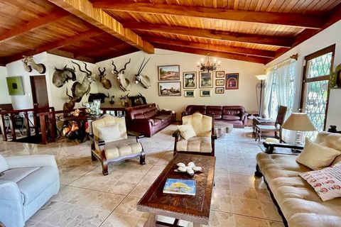 Property-RC746 Detached House with Land for Development in Escazú. A single floor. Living room, dining room, 1/2 guest bathroom, terrace/balcony, front dining room, kitchen, laundry room, maid's room with full bathroom, wine cellar, garage for 2 cars...