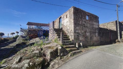 Stenen huis voor wederopbouw in Eja, Penafiel. Dicht bij het pittoreske stadje Entre-os-Rios, vanwaar het historische riviergebied, fluvina, een fantastisch uitzicht op de oversteek van de rivieren Tâmega en Douro opvalt. Thermale baden en hoteleenhe...