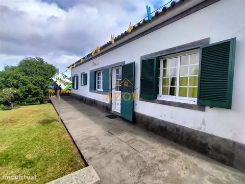 Einstöckiges Haus in Areias de Rabo de Peixe. Es befindet sich auf einem Grundstück von 1900 m2. Es ist isoliert und besteht aus 3 Schlafzimmern, 2 Toiletten, Küche und 2 Wohnzimmern. Es verfügt über ein Nebengebäude, eine Garage für 2 Autos und eine...