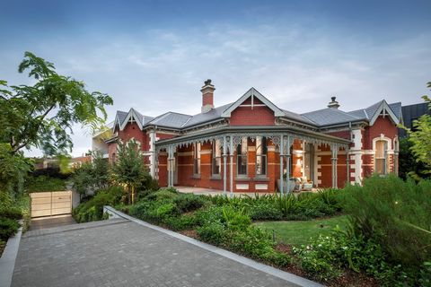 Inspecter sur rendez-vous privé Une adresse de ce calibre exige une résidence à la hauteur de l’occasion, et ce domaine victorien de 1899 livre avec une précision absolue. Entièrement transformée par la célèbre architecture B.E. dans un jardin et une...