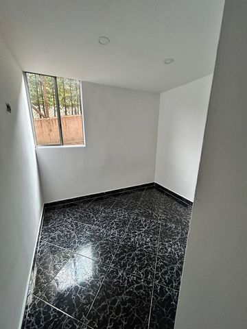 L'appartamento si trova, vicino al viale principale della salita a San Cristobal, di fronte al Motel Penthouse San Cristobal, con ottimi percorsi di accesso e ottimi trasporti pubblici 2° piano 3 camere da letto 1 bagno Soggiorno, sala da pranzo Cuci...