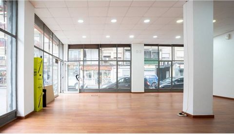 This bright 80-square-metre premises, located just 3 minutes from the La Pau metro, is the perfect opportunity to set up your business. IT HAS NO SMOKE OUTLET. With a unique and spacious design, it has 18 meters of windows to the outside, which provi...