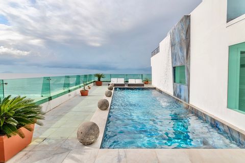 Copacabana Penthouse avec la plus grande piscine privée. #fullvideotour —> Consultez la visite vidéo complète ICI sur ma chaîne YouTube. Prix de vente: R$28.000.000,00 (Reais brésilien) Prix de location: À partir de 1 500 $ par nuit. Venez passer vos...