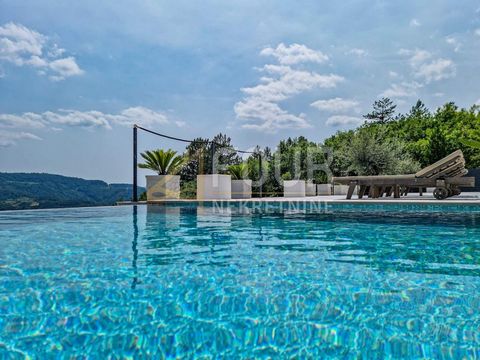 We are pleased to present to you an extraordinary property - an elegant, uniquely styled detached villa built to the highest standards. It is located on a hill, surrounded by untouched nature and greenery, halfway between Pazin and Buzet. This beauti...