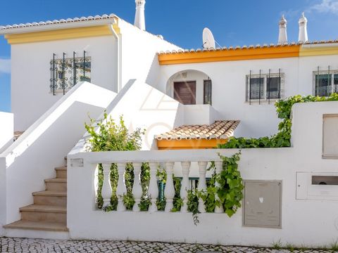 Encantadora propriedade de 3 quartos (T2+1) localizada numa localização desejável no coração da Luz com vista para o mar e a uma curta distância de todas as comodidades. Esta propriedade está disposta em dois pisos, com a sala de estar principal no p...