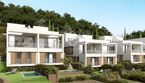 Sa Blava Begur Residencial is an exclusive new build development located in the heart of Begur, Costa Brava, offering 12 luxury homes with spectacular sea views, just a few minutes' walk from the town centre. This high-end complex consists of 12 semi...