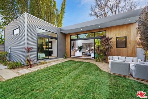 This 3-bedroom architectural gem seamlessly blends modern design with Southern California living. Ideally situated near Century City and Culver City, this modern westside oasis is just steps away from dining, bars, and the Expo Line, offering conveni...