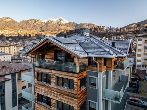 Benvenuti a Skywood, un sofisticato attico immerso nel cuore di Cavalese, affascinante cittadina medievale di montagna della Val di Fiemme. Questa pittoresca valle gode di un'abbondanza di sole, che la rende la destinazione perfetta per chi ama lo sc...