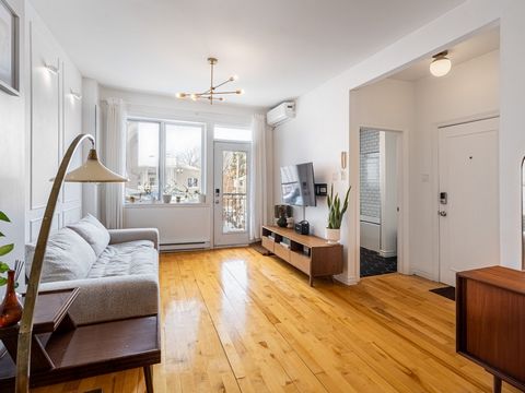 In the very heart of the Plateau Mont-Royal, this property is on the top floor of a century-old building which was completely renovated and converted into condo's around twenty years ago. 2217 is a well soundproofed and insulated apartment which offe...