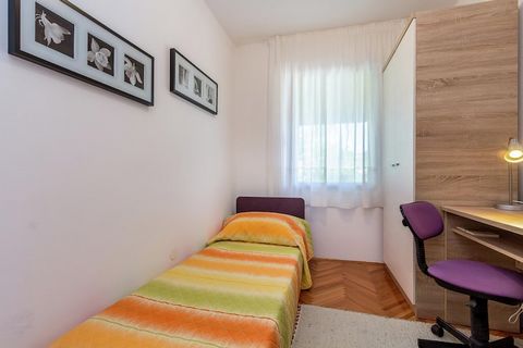 Deze stijlvol ingerichte vakantiewoning is gelegen in Škatari, in de buurt van de stad Pula, en beschikt over 3 slaapkamers. Het appartement is ideaal voor een gezinsvakantie. Je hebt de beschikking over een gemeubileerd privéterras en gemeenschappel...