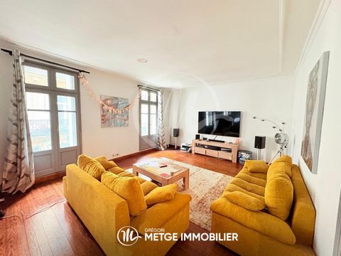 Ideally located in the historic center of Montpellier, just 50 meters from the famous Place de la Comédie, this spacious T4 of 107 m2 combines the charm of the old and modern comfort. Located on the 1st floor without elevator of a small condominium o...