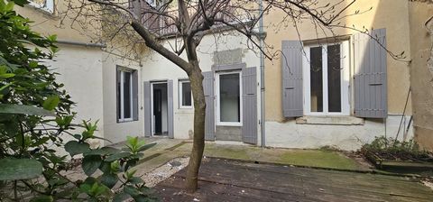 Rue de Mulhouse, close to all amenities, on the ground floor of a small condominium from the 30s with high ceilings, pleasant apartment type 4. You will have a living/dining room, 3 bedrooms, office, shower room, separate toilet and fitted kitchen fa...