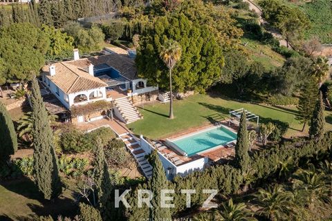 La Ciruela, 5 minutes from Mijas Pueblo, 20 minutes from the airport and 10 minutes from the beaches of the Costa del Sol. A 350m² house on a 5000m² plot in a natural setting. It consists of a large bright living room, an open kitchen, and five bedro...