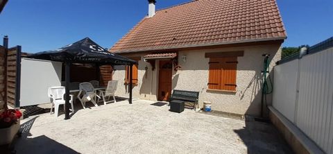 Située à Airion (60600), cette maison charmante offre un cadre de vie paisible à ses résidents, avec une proximité appréciable des écoles et du lycée. Nichée dans un environnement campagnard, cette propriété dispose d'un terrain de 975 m²,une agréabl...