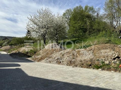 Aantrekkelijke bouwplaats in Weilersbach: Dit zeldzame aanbod presenteert een mooie en rustige bouwplaats aan de oostelijke rand van het dorp in een gewilde woonwijk. De woning is volledig ontwikkeld en kan direct worden bebouwd, zonder enige bouwver...