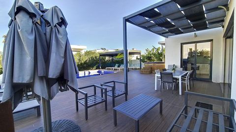 Minimalist Luxury Villa with Pool and Jacuzzi – Prime Location We present a luxury villa with minimalist architecture, designed with high quality materials and finishes, combining sophistication, comfort and functionality. Inserted in an elegant resi...