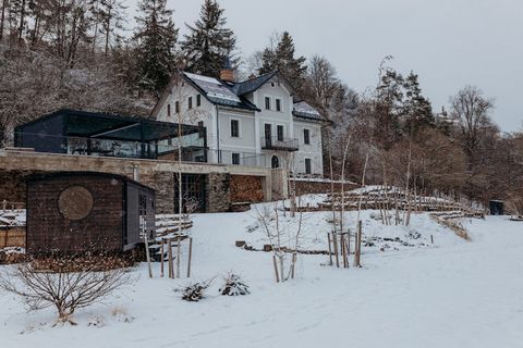 Deze prachtige villa in Manetin is de perfecte plek voor een onvergetelijke vakantie in de regio Pilsen. Het pand met drie verdiepingen biedt plaats aan maximaal 35 gasten en beschikt over 7 stijlvol ingerichte slaapkamers, elk met een eigen badkamer...