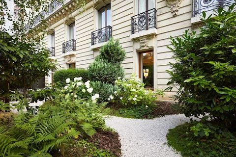 In one of the most beautiful buildings on Avenue Foch, this sublime 260 sq.m. (2,799 sq.ft.) apartment is an architectural masterpiece that feels more like a family house thanks to its 180 sq.m. (1,938 sq.ft.) garden which has direct, private access ...