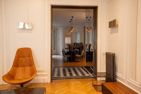 Superb 197 m² - 183 m² (carrez) family apartment - Plaine Monceau Located on a sought-after street next to Monceau Park, rue Théodore de Banville, this magnificent 183 m² apartment is on the 3rd elevated floor of an elegant Haussmannian building. Ent...