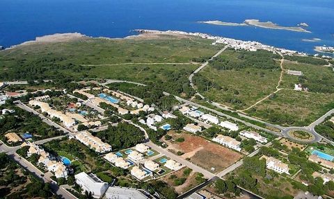 Entdecken Sie einen außergewöhnlichen Schatz in Punta Grossa, Port d'Addaia, Es Mercadal: ein Traumgrundstück mit 18.260 m² und einer wertvollen Baugenehmigung. Diese magische Ecke befindet sich in einer komplett urbanisierten Wohnanlage in Es Mercad...