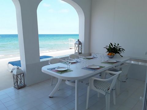 Diese wunderschöne Villa/Stadthaus im IbizaStil mit einem individuellen Grundstück am Fuße des Strandes von Las Marinas bietet einen spektakulären Blick auf das Meer und die Berge. Verschiedene Terrassen mit Leseecke und/oder Bereich, um die Sonne zu...