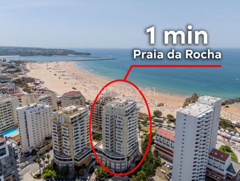 Appartement de 2 chambres à Praia da Rocha avec vue sur la mer Cet incroyable appartement est situé à Varandas do Sol - Lote 2, à seulement 50 mètres de la magnifique Praia da Rocha ! Caractéristiques de la propriété : 2 chambres (1 en suite) 1 salle...