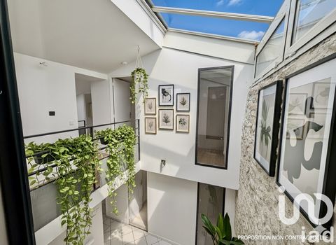 iad France - Inji Cetin vous propose: Découvrez cette charmante maison de ville de 80 m² habitables (94 m² au sol) à Bourcefranc, où le charme de l’ancien avec ses pierres apparentes se marie parfaitement au style industriel moderne. Elle se compose ...
