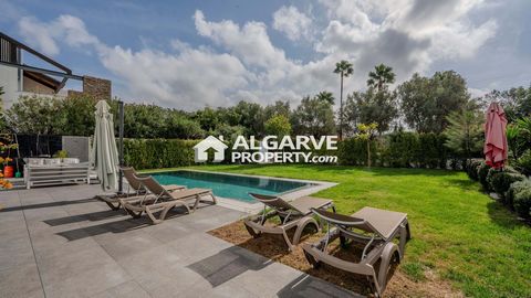 Venez découvrir cette villa moderne, située à Escanxinas, tout près du centre d’Almancil et à quelques minutes seulement des magnifiques plages de Quarteira. Avec ses 4 chambres — toutes en suite — et ses 5 salles de bain, cette superbe propriété off...